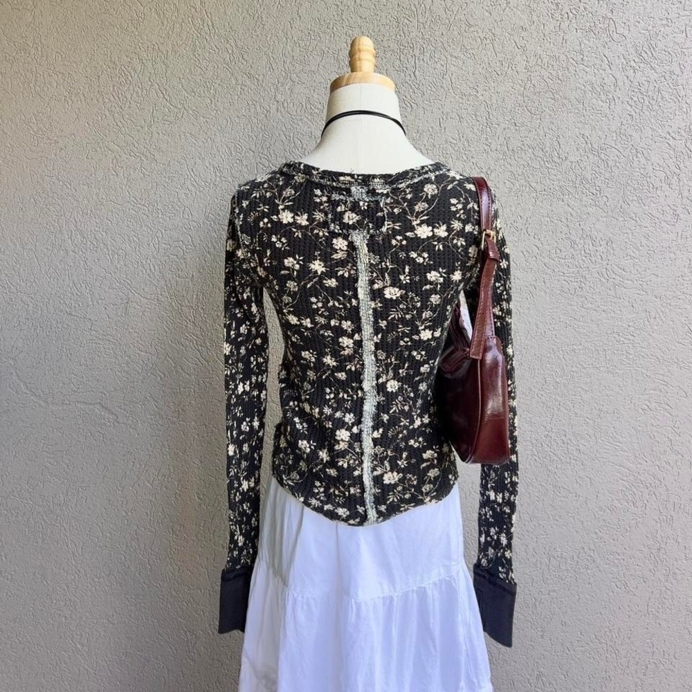 Free People Black Floral Long Sleeve Top Waffle Knit Thermal Size XS Boho - Picture 6 of 8